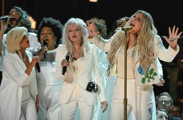 kesha praying grammy awards grammys 2018